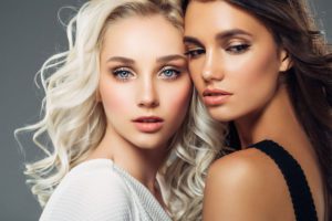 Dwie kobiety w makijażu Lumiere Gabinet Kosmetyki Profesjonalnej Julita Stępień